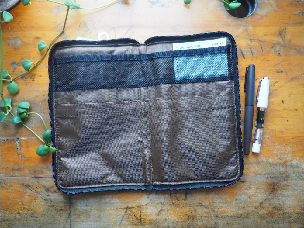 Lihit Lab Pen Case [Flattype] Wide Black (A765324) Wonder Pens