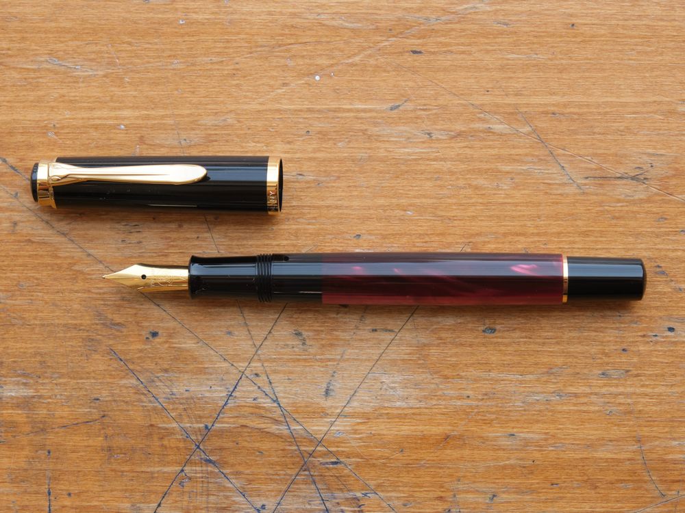 Pelikan M200 Fountain Pen - Special Edition - Red-Marbled