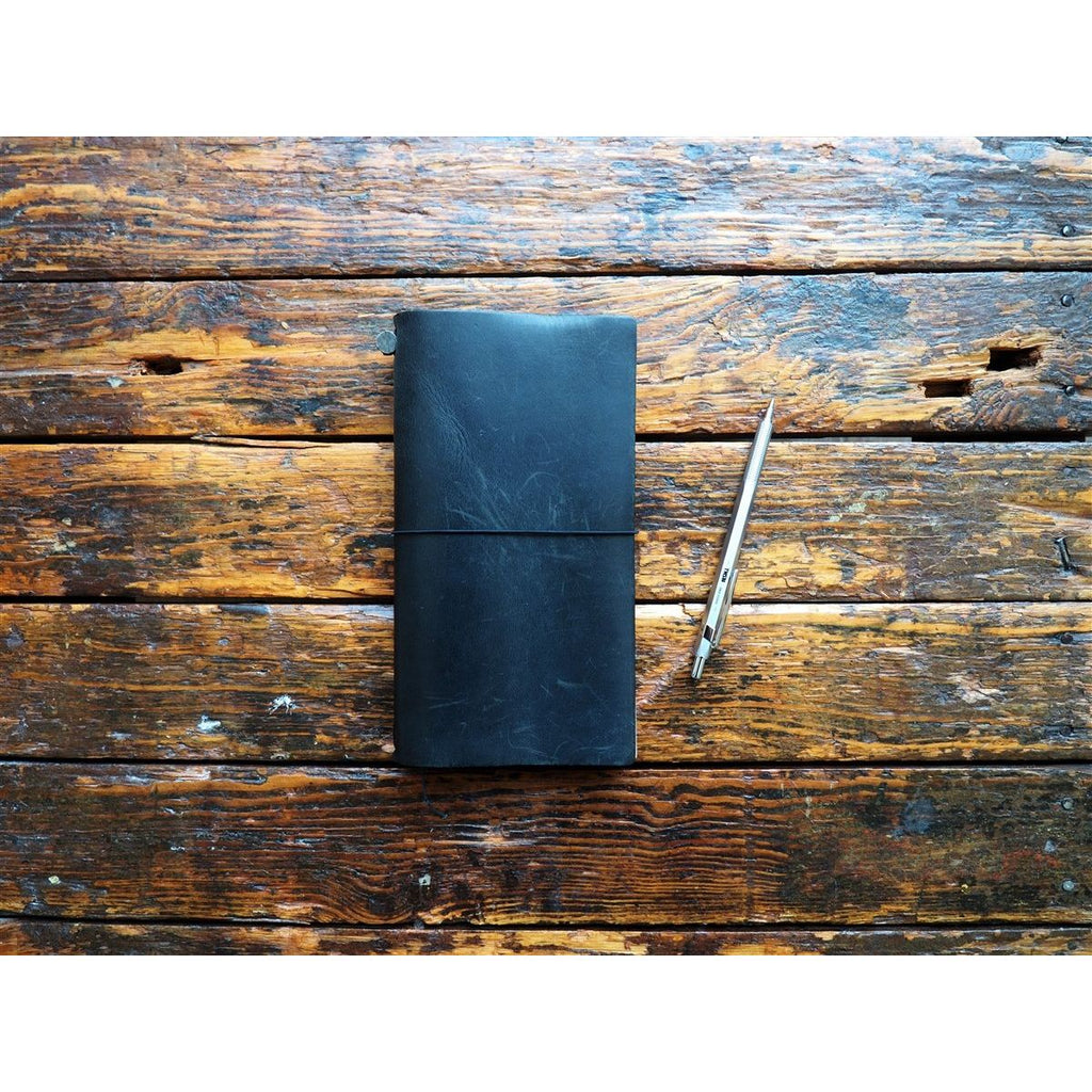 <center>Traveler's Notebook Regular Size - Black Leather</center>
